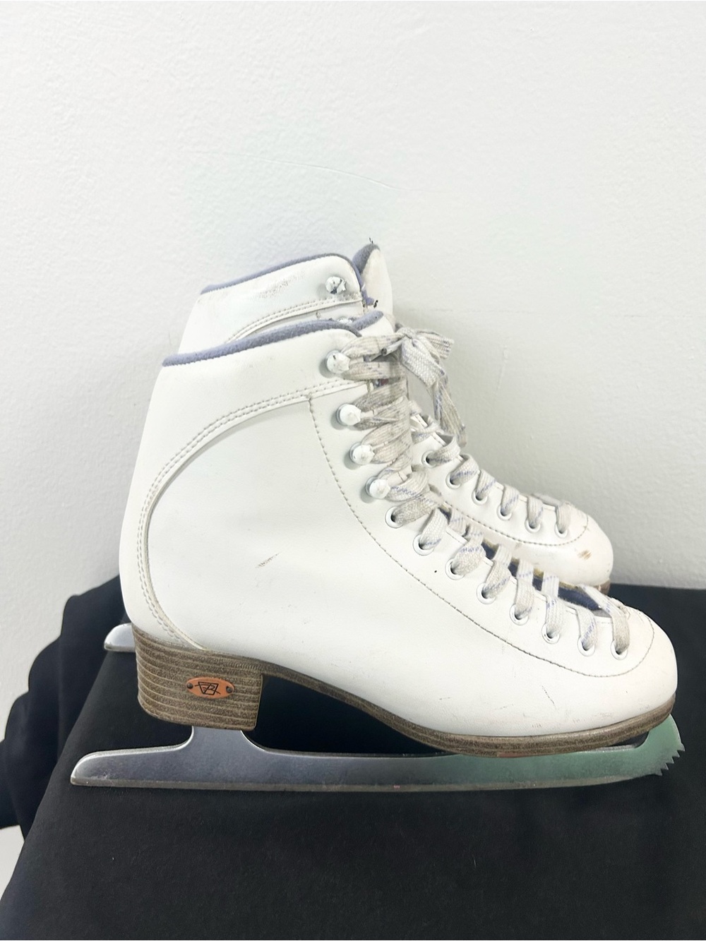 Reidell women’s ice skates size 6 white/lilac